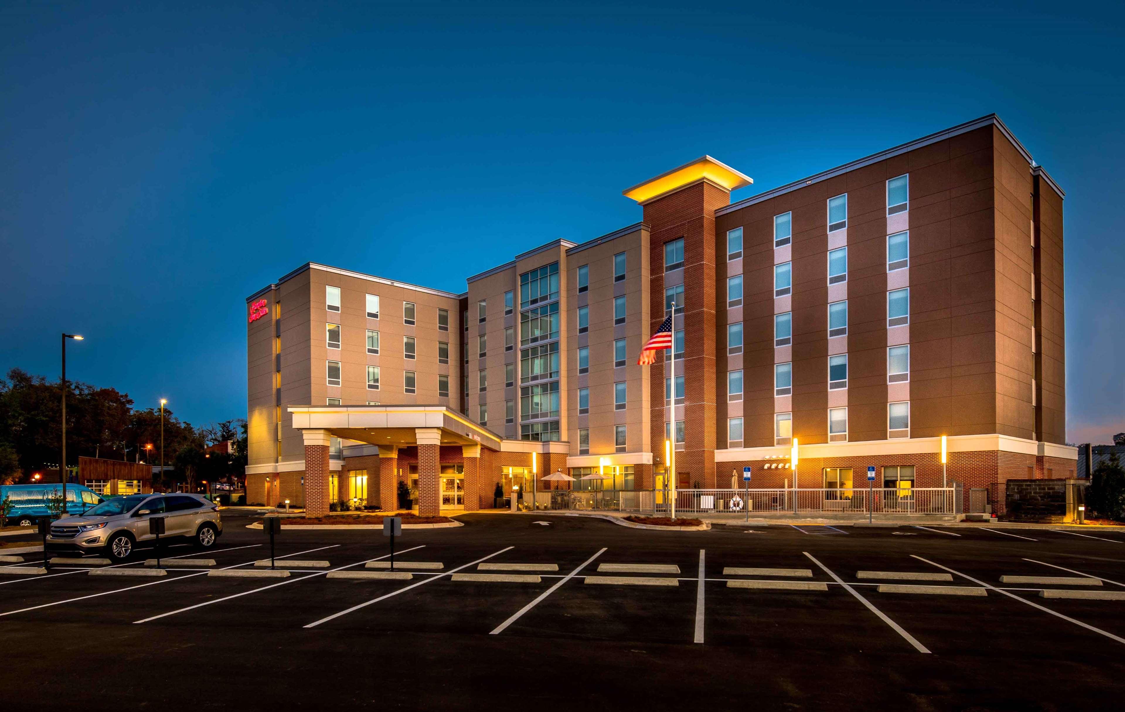 Hampton & Capitol-university 3*